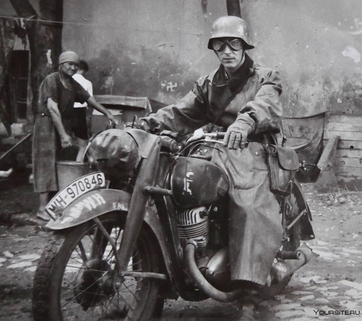 Немецкий солдат на мотоцикле