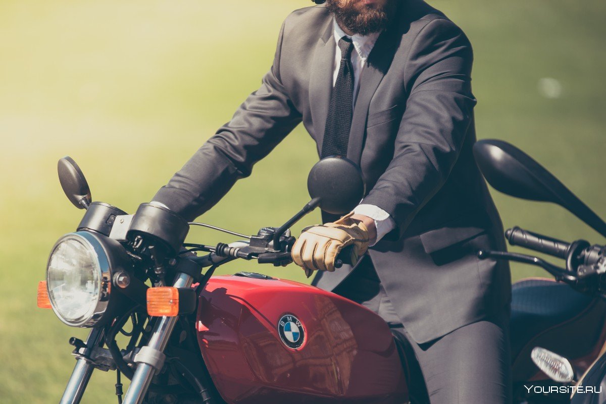 Мужчина в костюме на мотоцикле