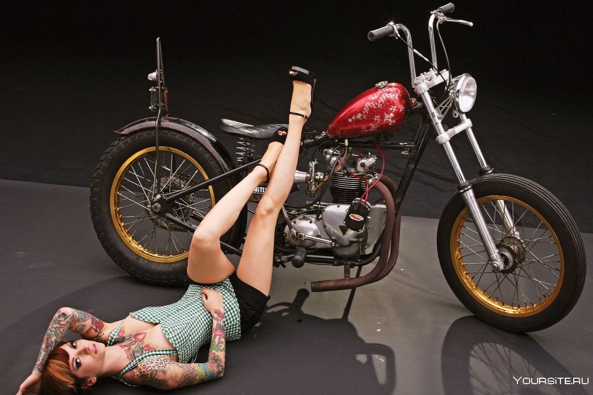 Чоппер мотоцикл с девкой