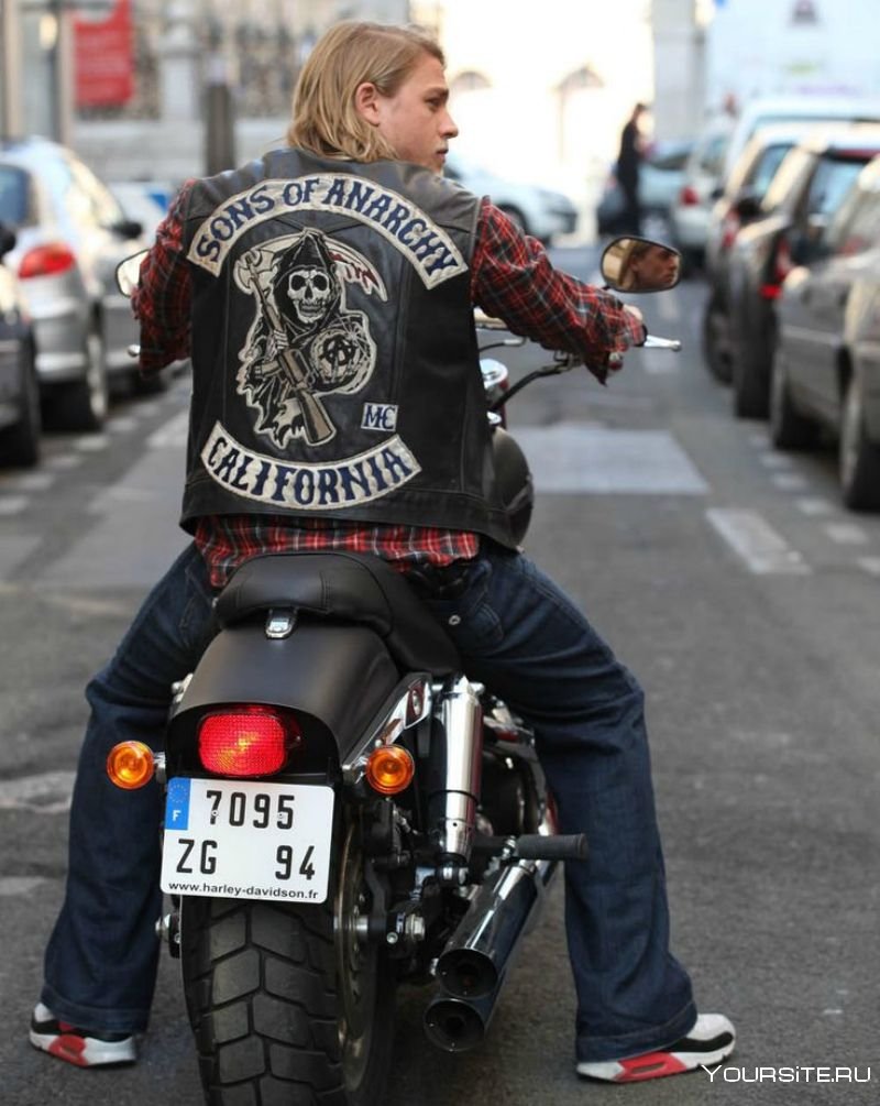 Чарли Ханнэм сыны анархии на мотоцикле