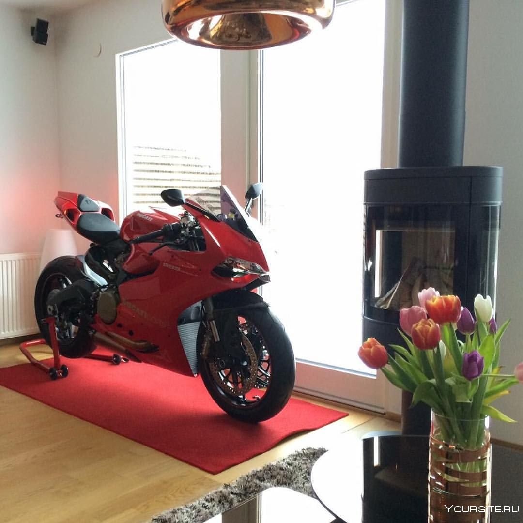 Спортивный мотоцикл в гараже