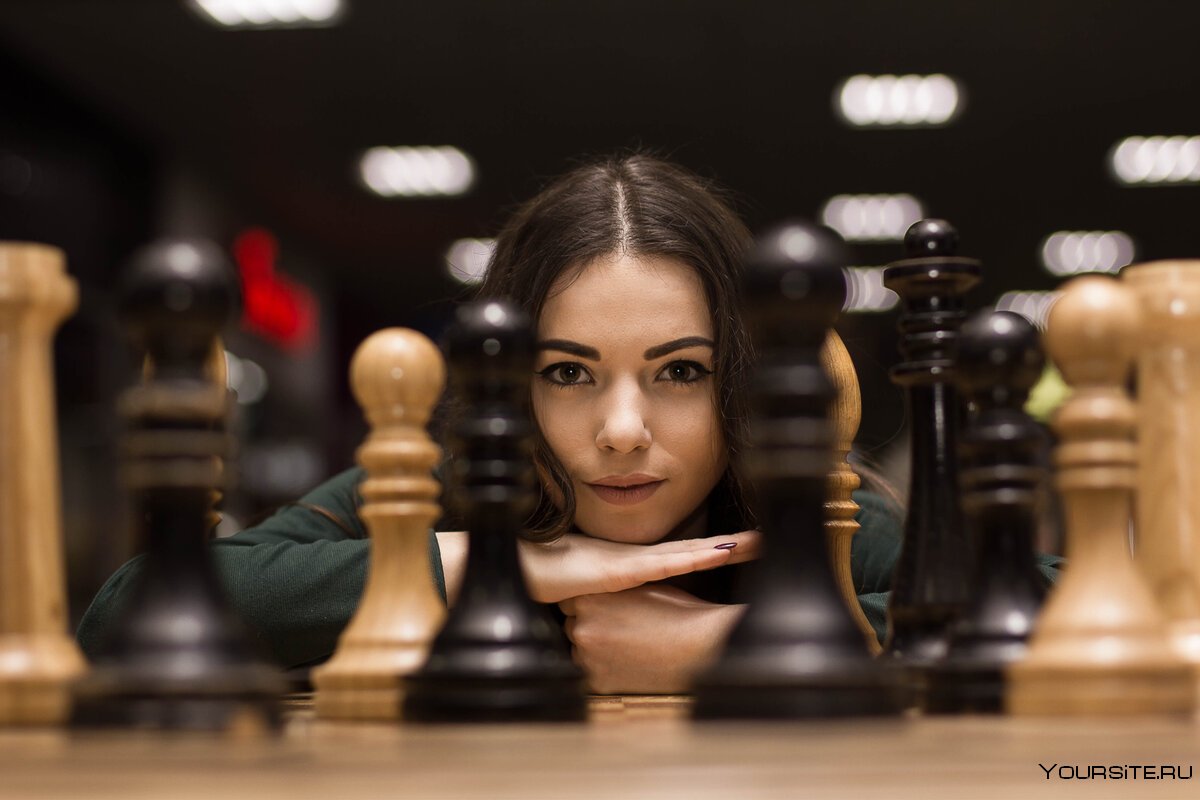 Фотосессия с шахматами женская