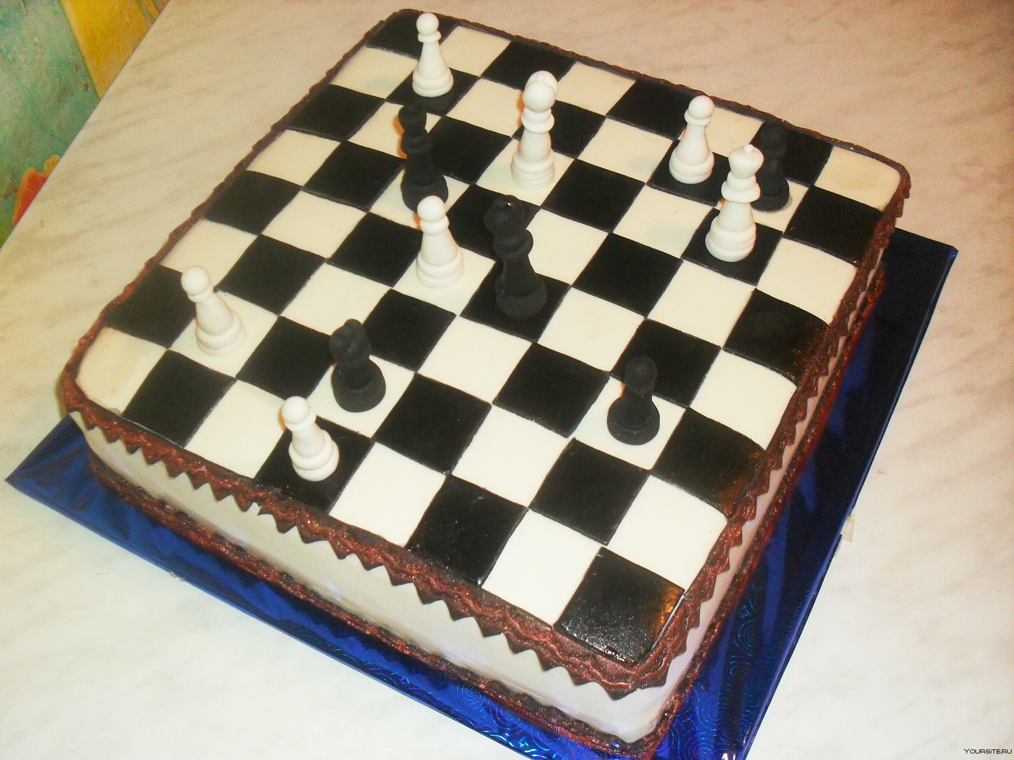 Торт в виде шахматной доски с фигурами фото