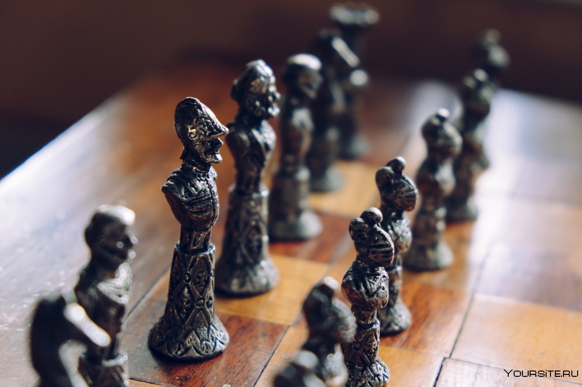 Старые шахматные фигуры