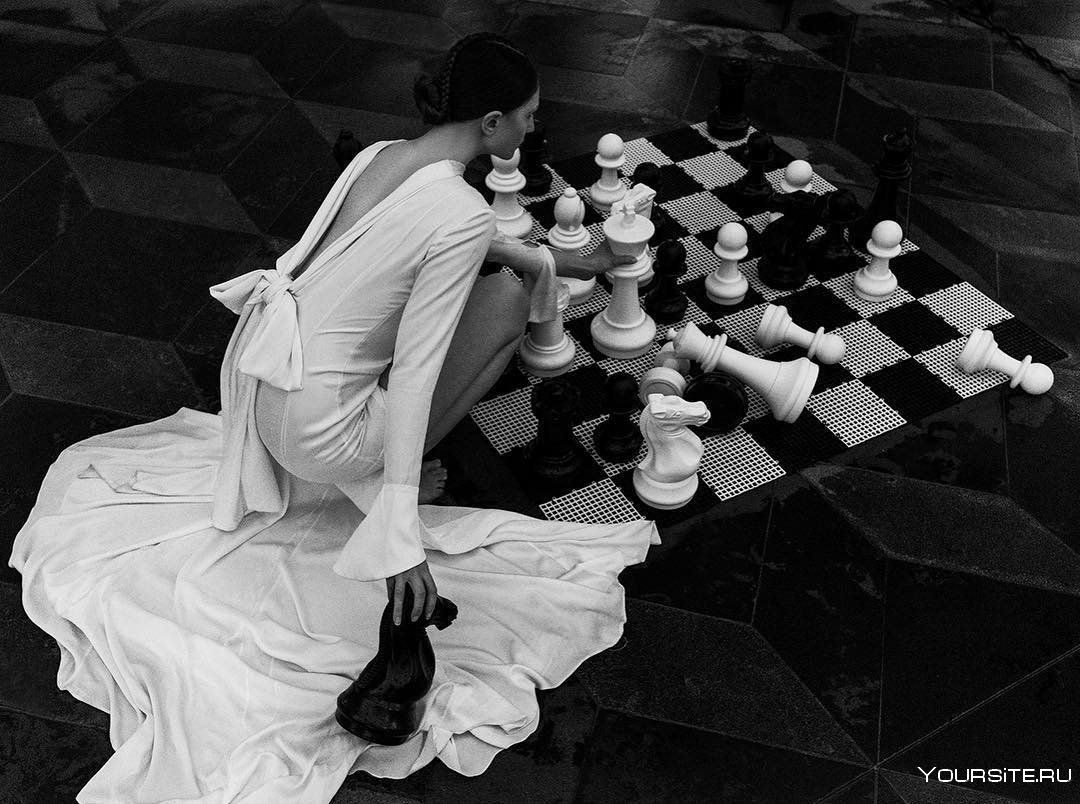 Женщина играет в шахматы