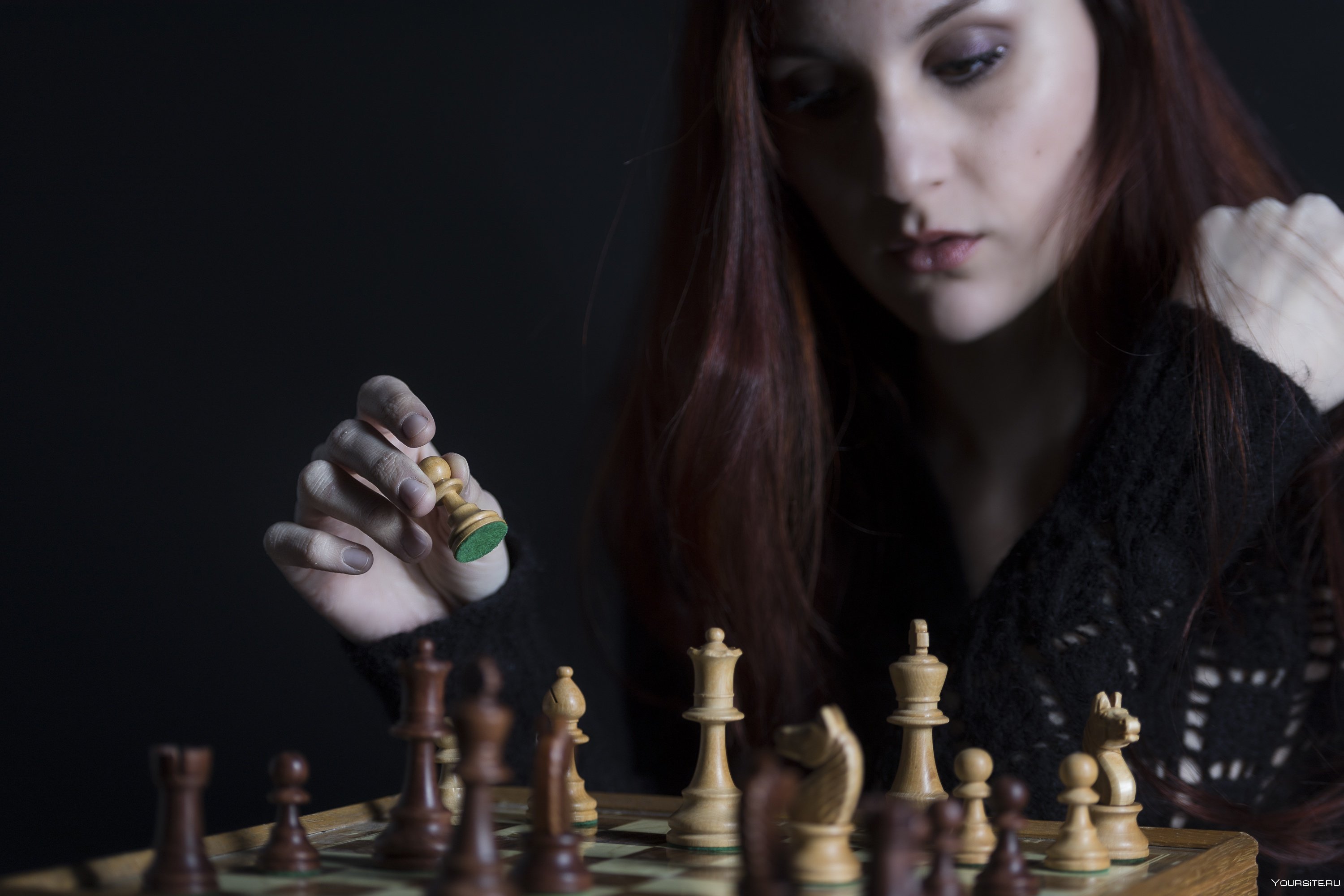 Девочка играет в шахматы