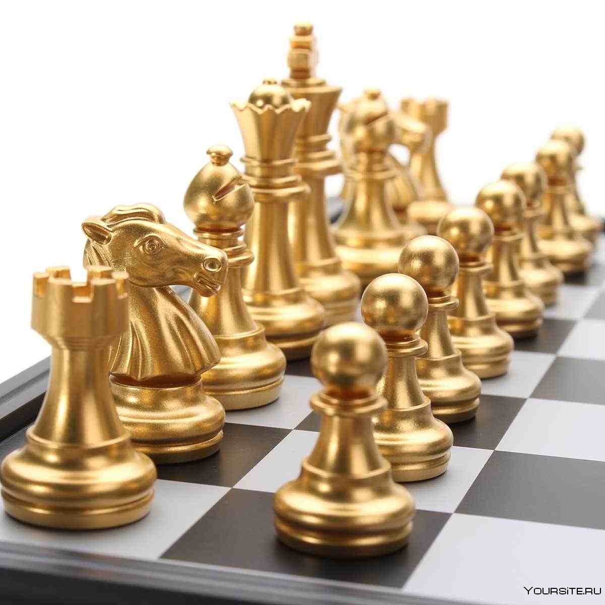 Золотые шахматные фигуры