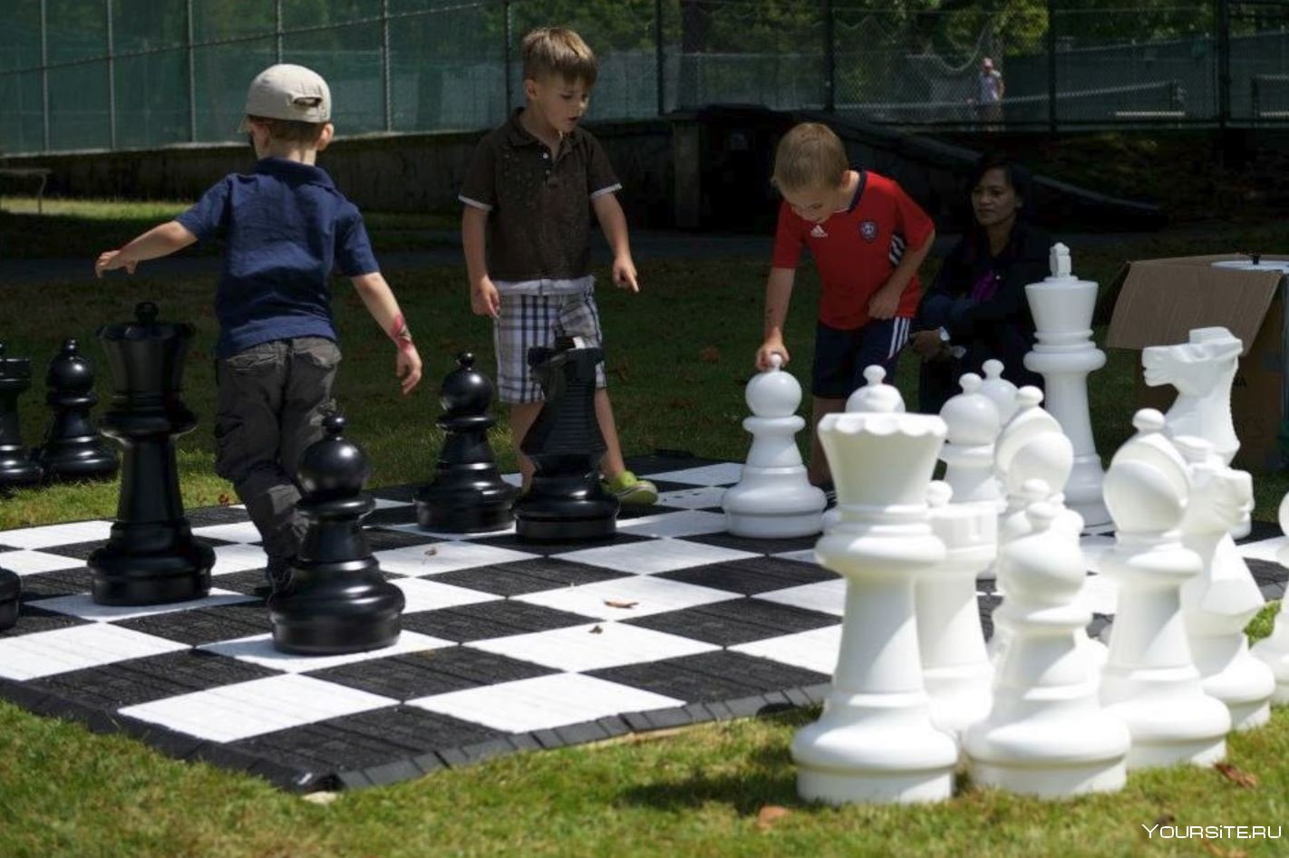 Флуордие шахматы. Гигантские шахматы. Большие уличные шахматы. Уличные фигуры шахматы. Шахматные фигуры в парке.