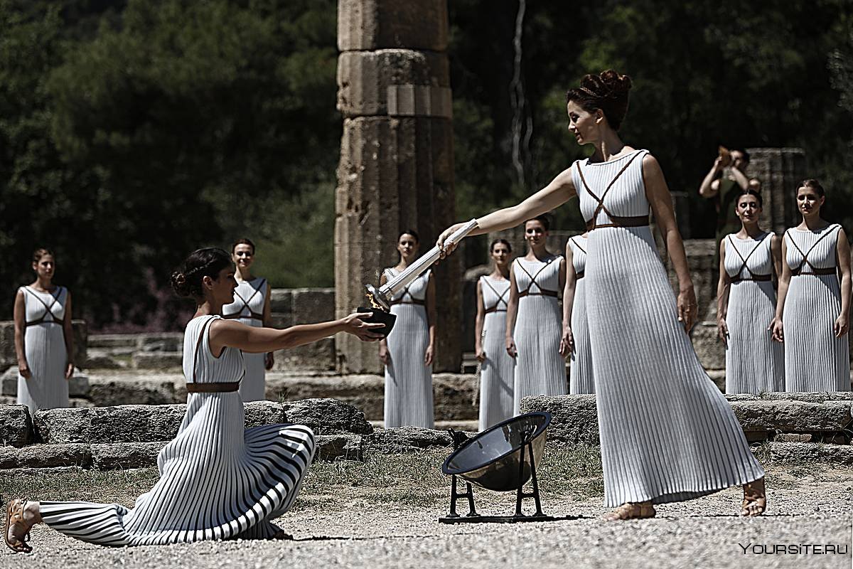 Зажжение олимпийского огня в древней Греции на Олимпийских играх 2016