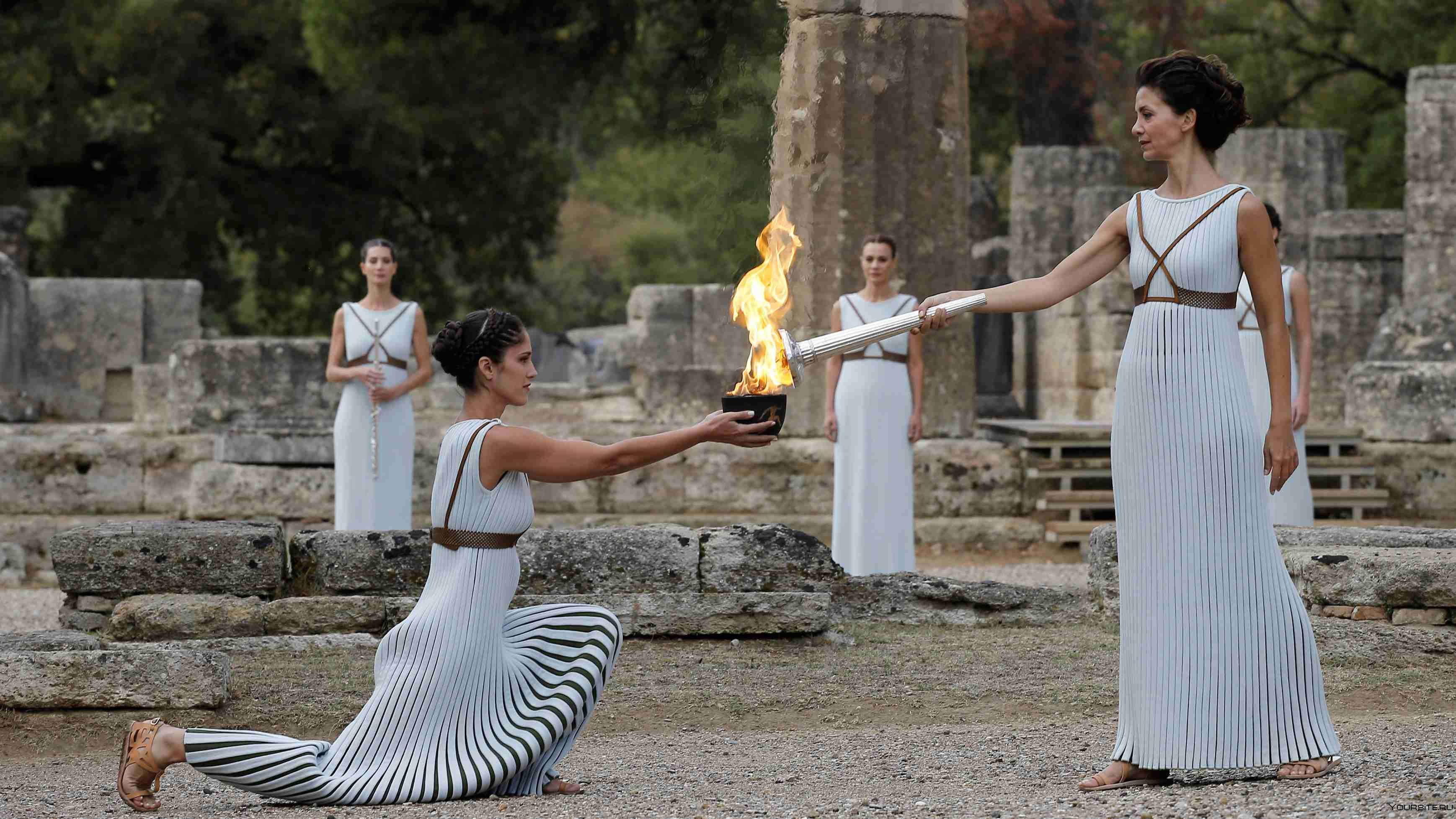 Факел современные игры зажигается. Зажжение олимпийского огня в Греции. Зажжение олимпийского огня в древней Греции. Древняя Греция Олимпийский огонь в древности.