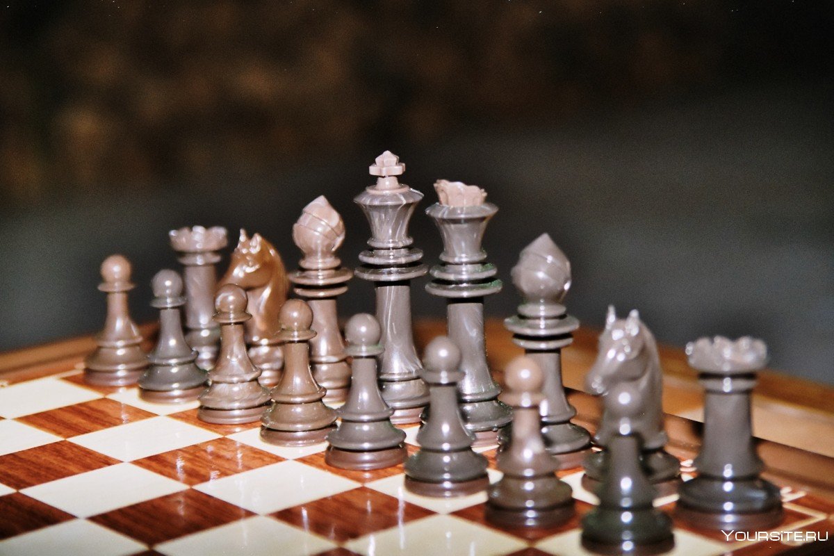 Разбросанные шахматные фигуры