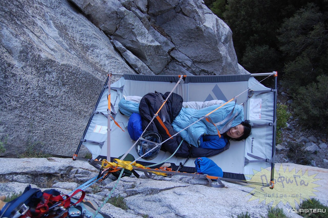 Жизнь в экстремальных условиях. Ночевка на отвесной скале в горах. Палатка СПН альпинистская. Палатка для скалолазов. Палатка на отвесной скале.