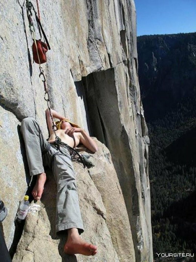 Привал альпинистов на отвесной скале
