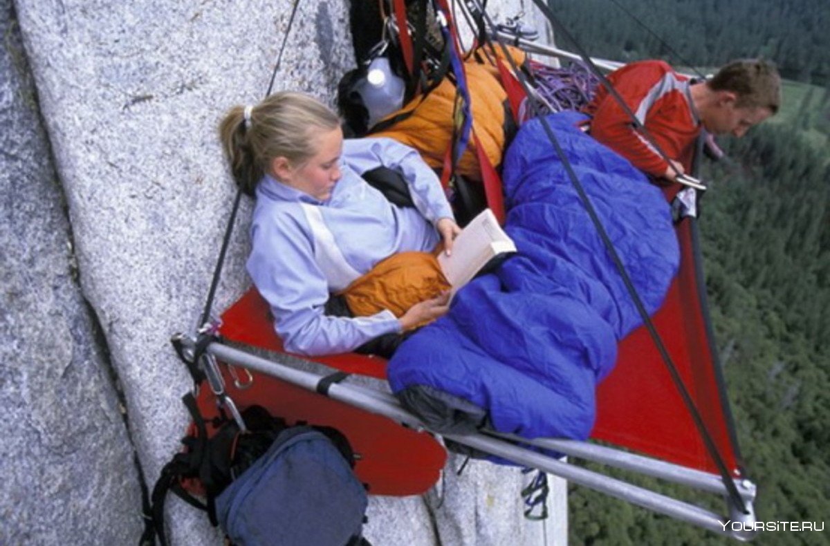 Альпинисты спят в люльке