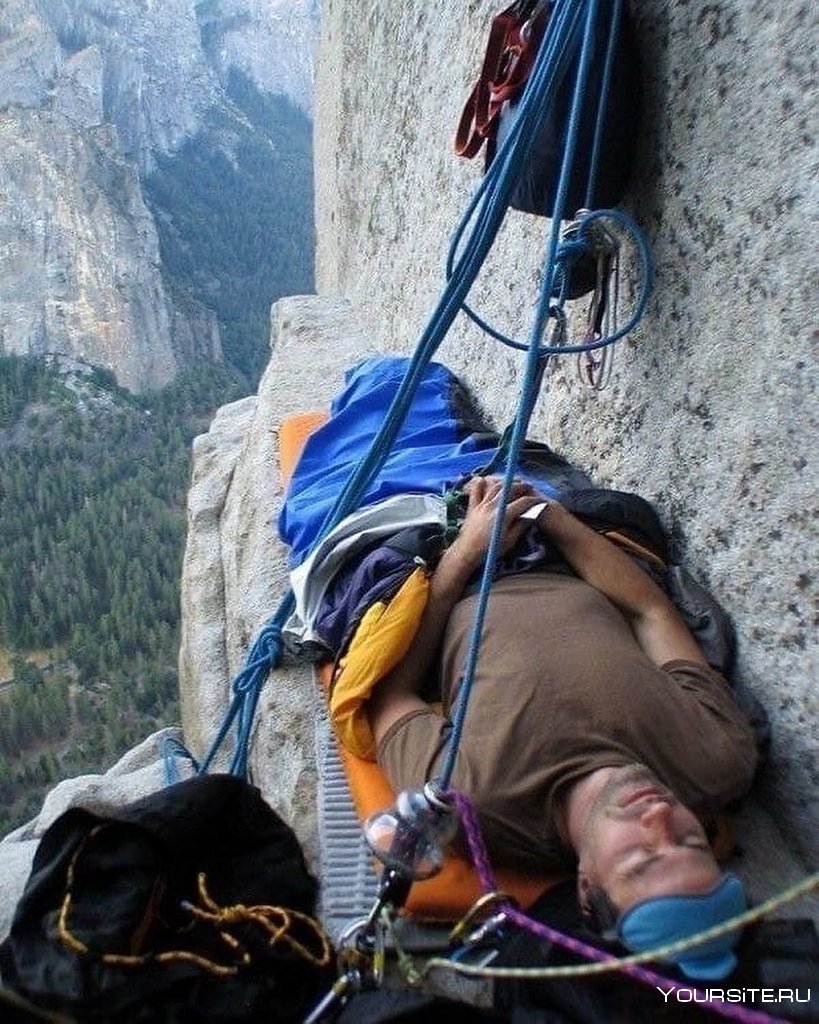 Альпинисты спящие на скале