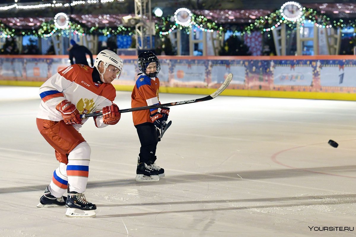 Путин хоккей красная площадь
