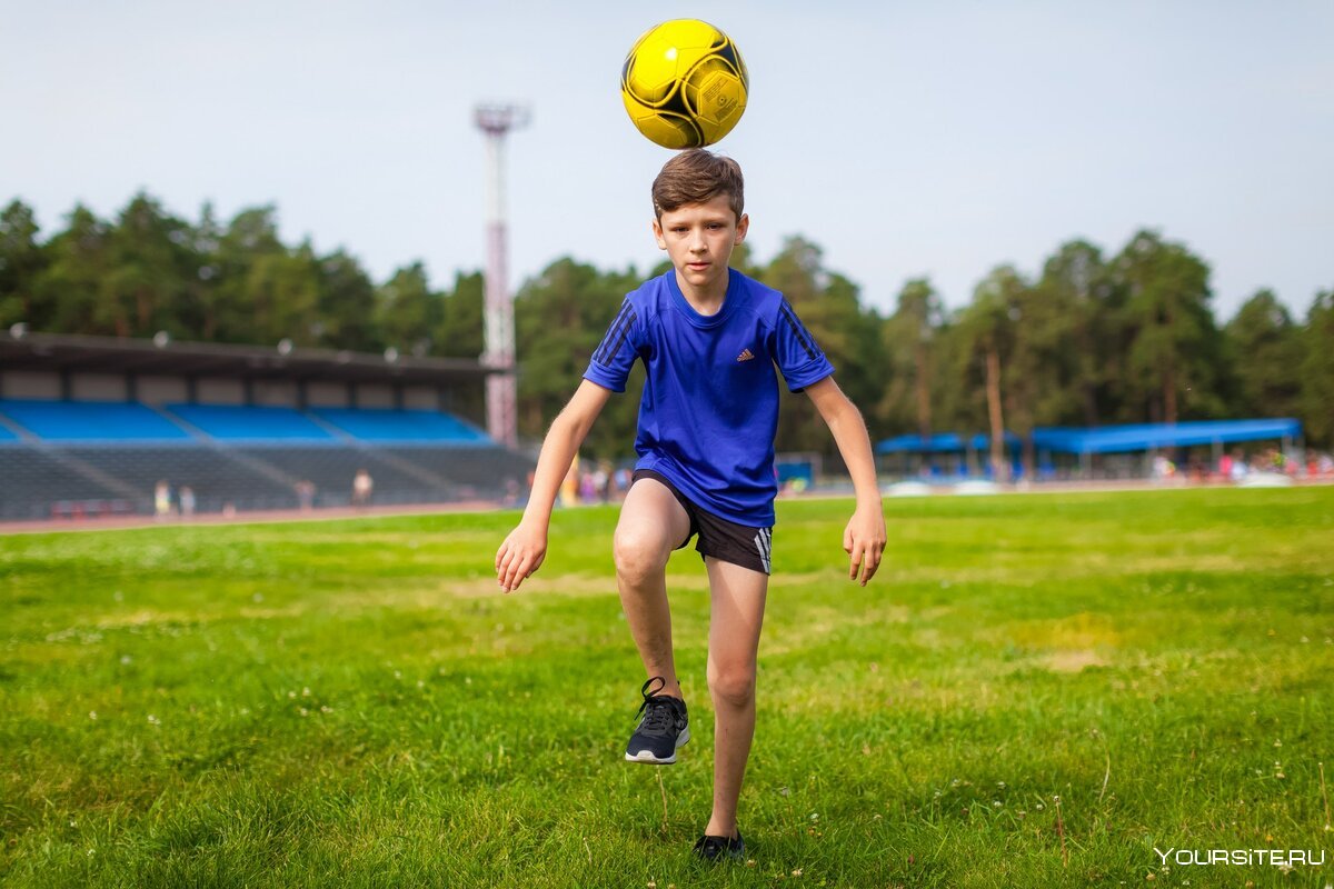 Мальчик с футбольным мячиком