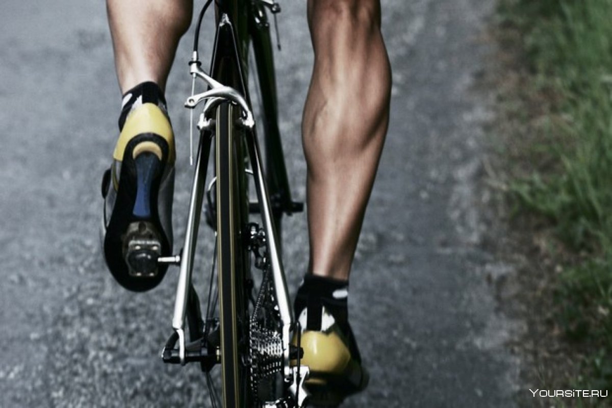 Нога на педали велосипеда