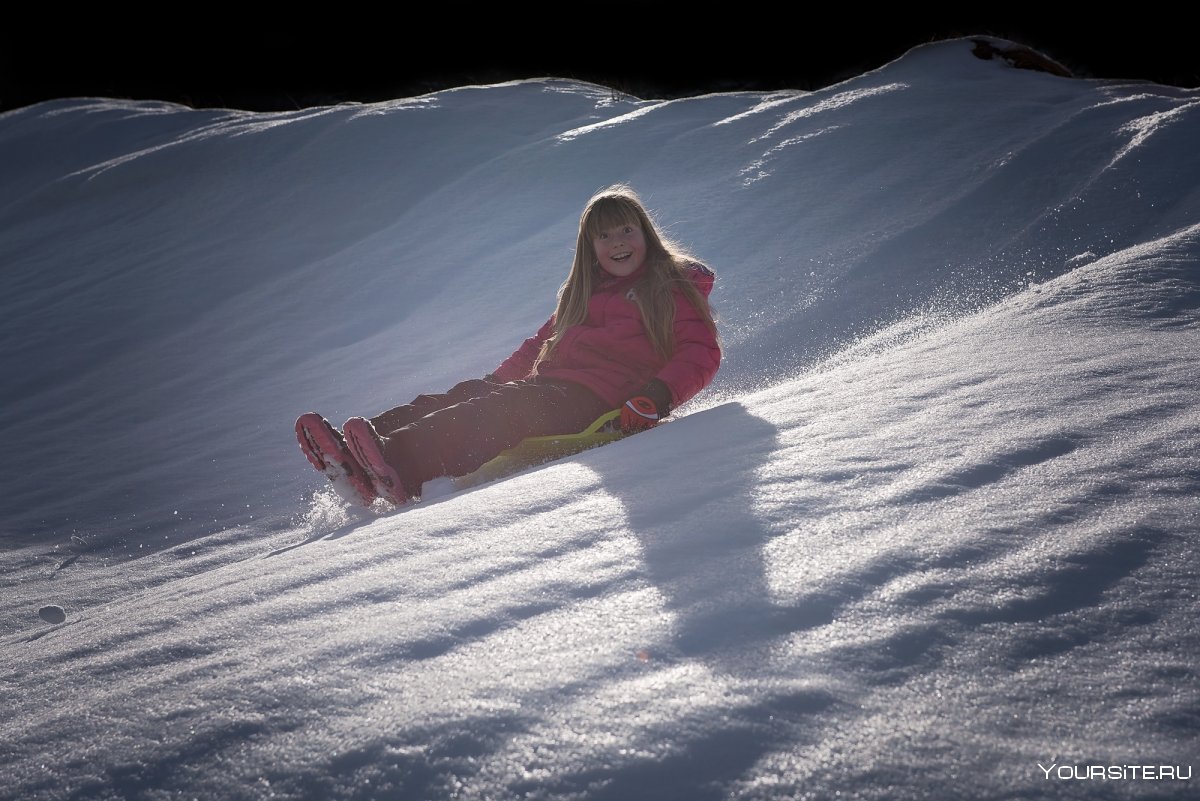 Девушка на снежной горе