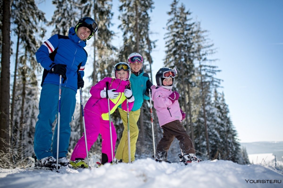 Семья на лыжах в лесу