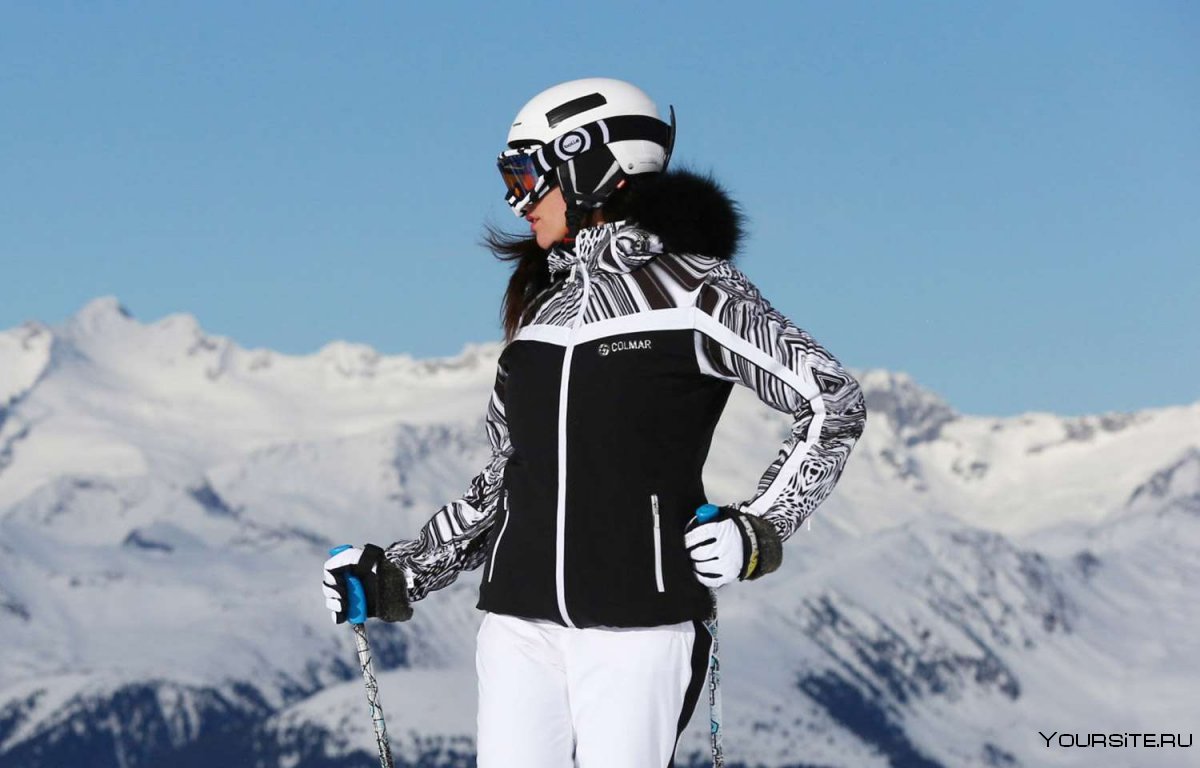 Девушка в лыжном костюме