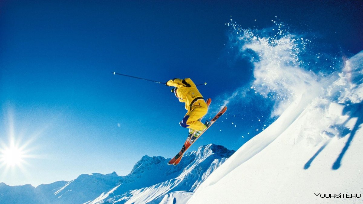 Лыжник на фоне гор