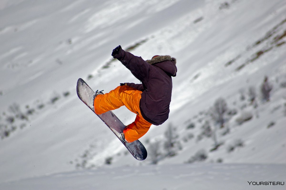 Сноубордист катится с горы