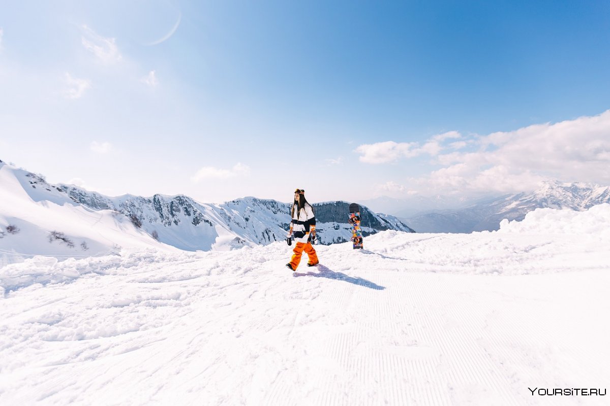 Девушка на сноуборде в красной Поляне