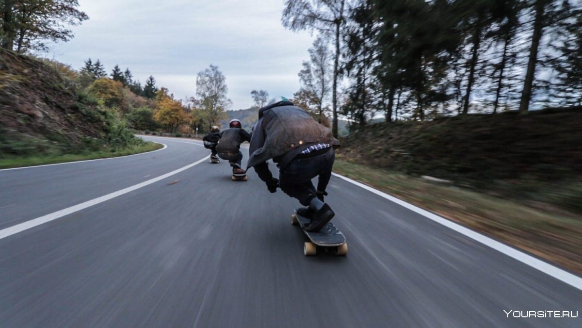 Скейтборд на дороге