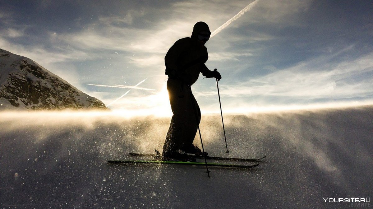 Лыжник на закате