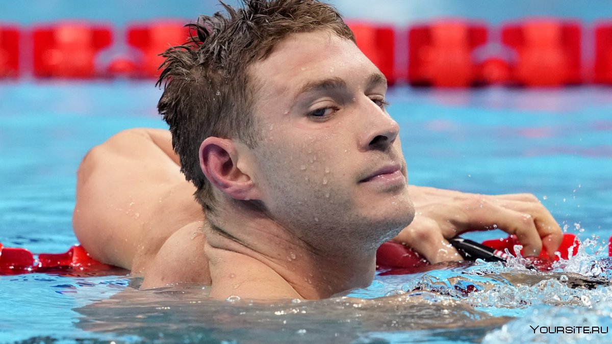 Пловец Евгений Рылов (на дистанции 200 метров на спине_