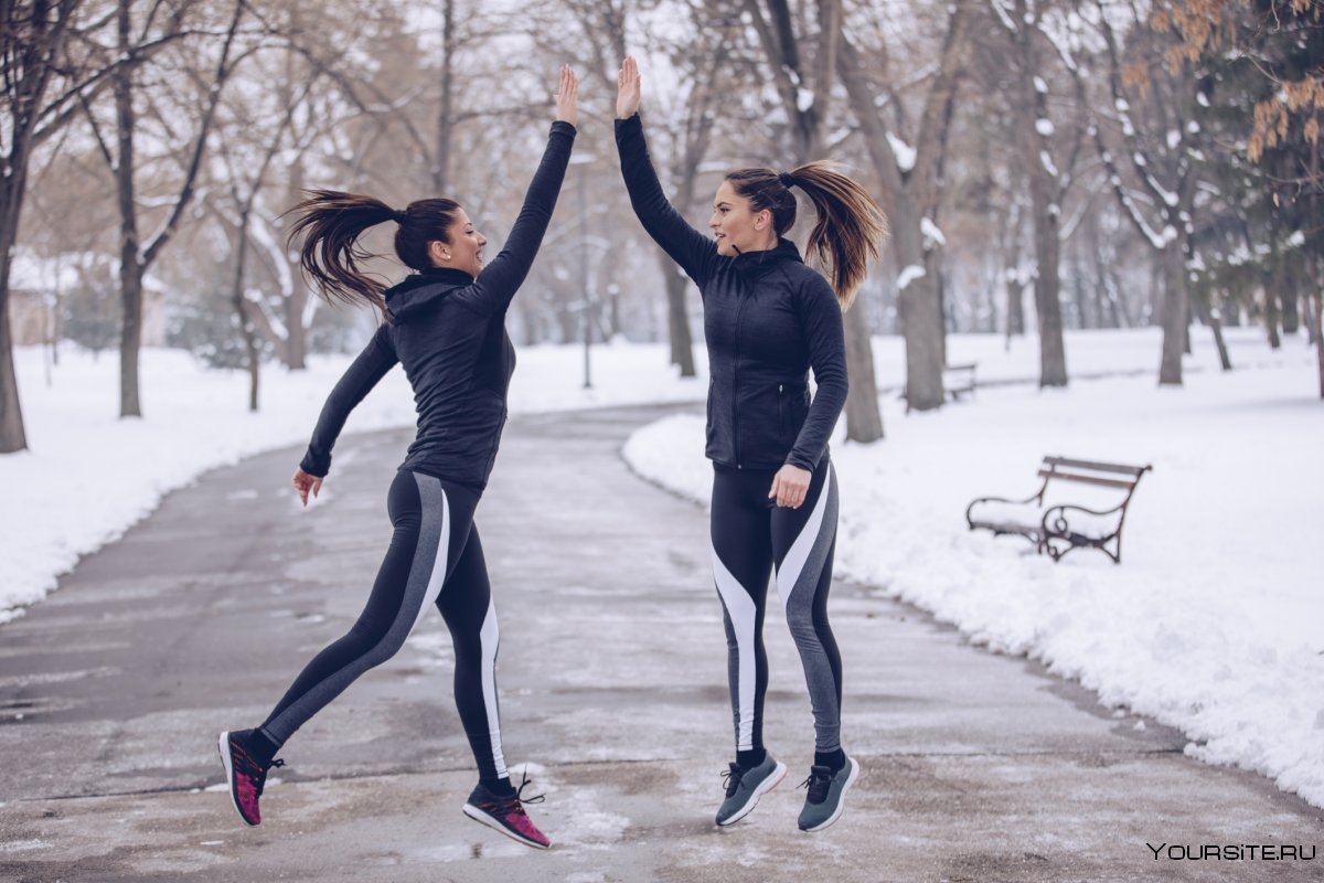 Девушки на спорте в леггинсах зимой на пробежке