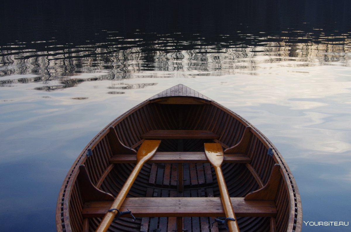Лодка деревянная на воде