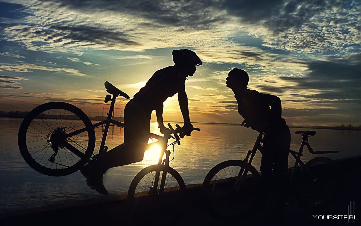 Мужчина и женщина на велосипеде