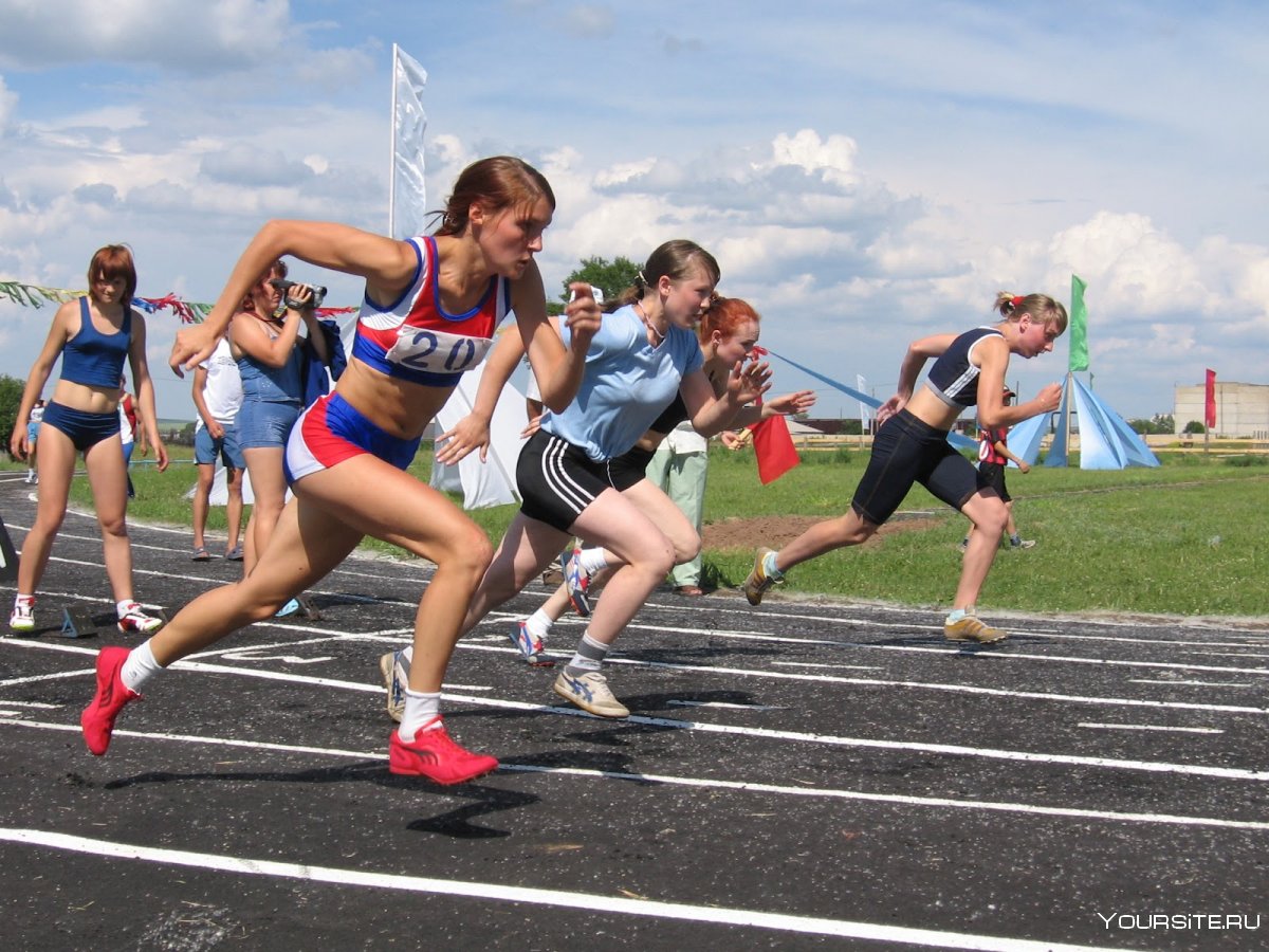 Девушка спортсменка бежит