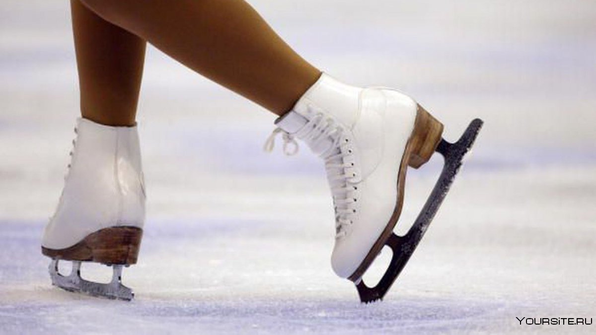 Ноги в фигурных коньках