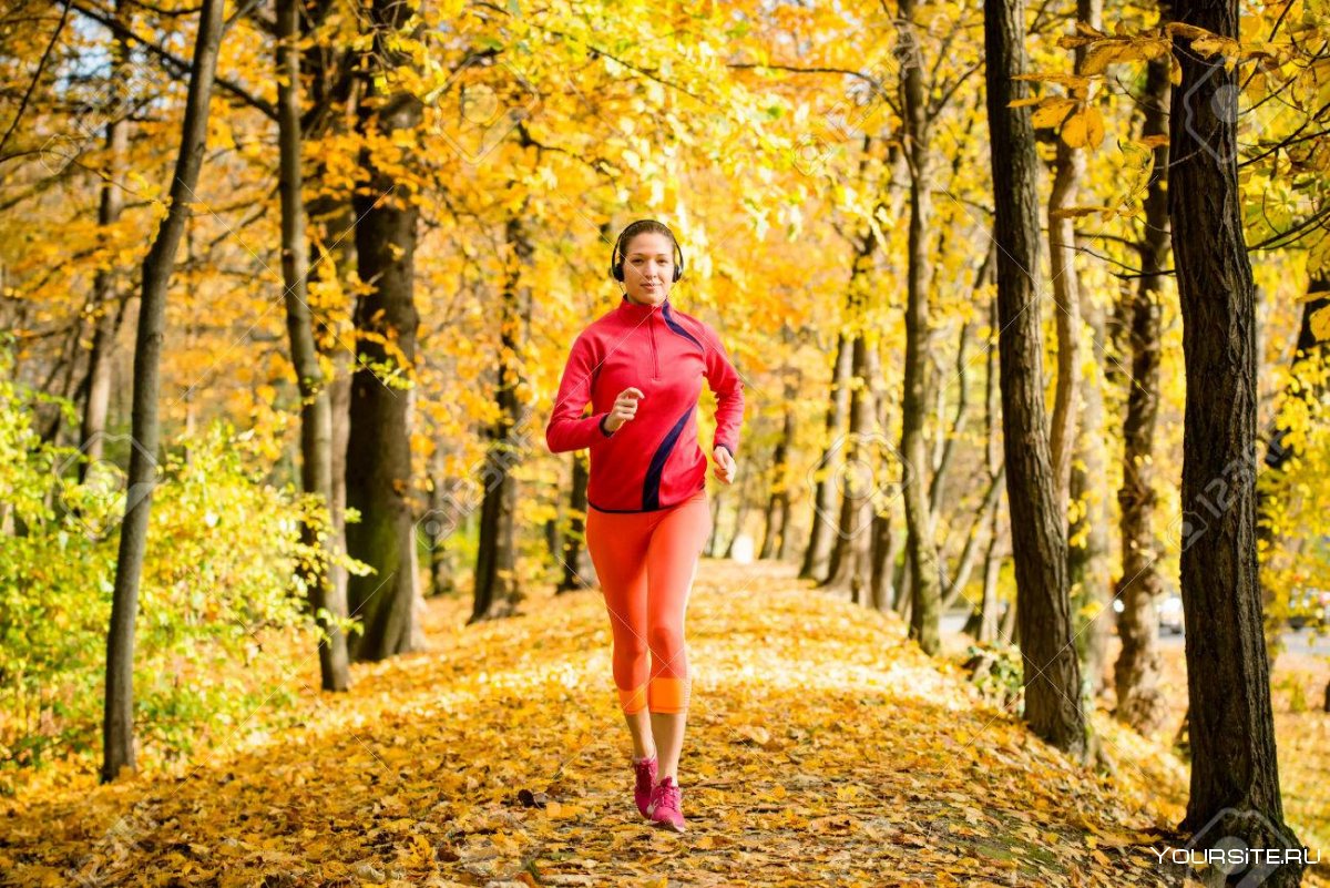 Спортивная девушка осень