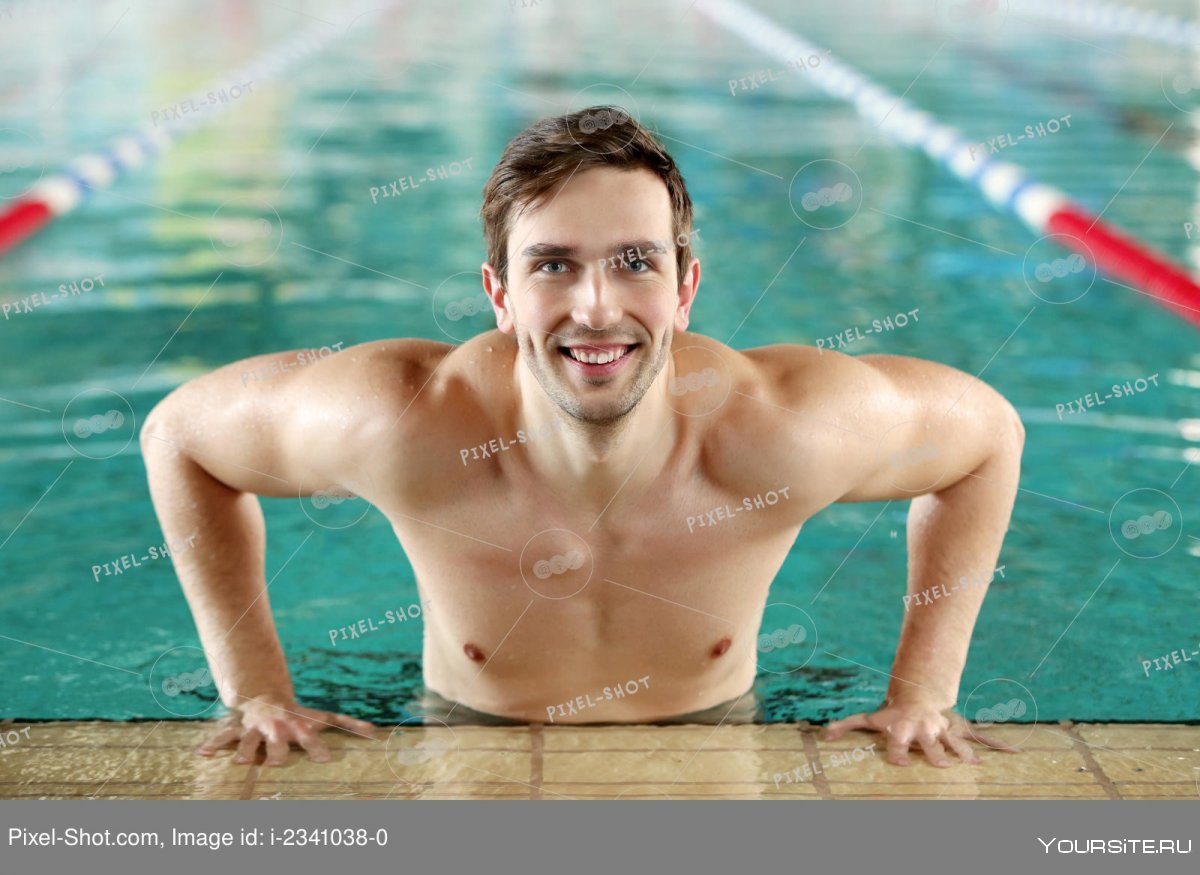 Счастливый мужчина в бассейне