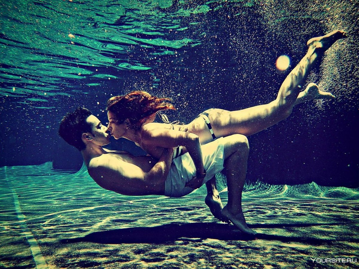 Парень и девушка в воде
