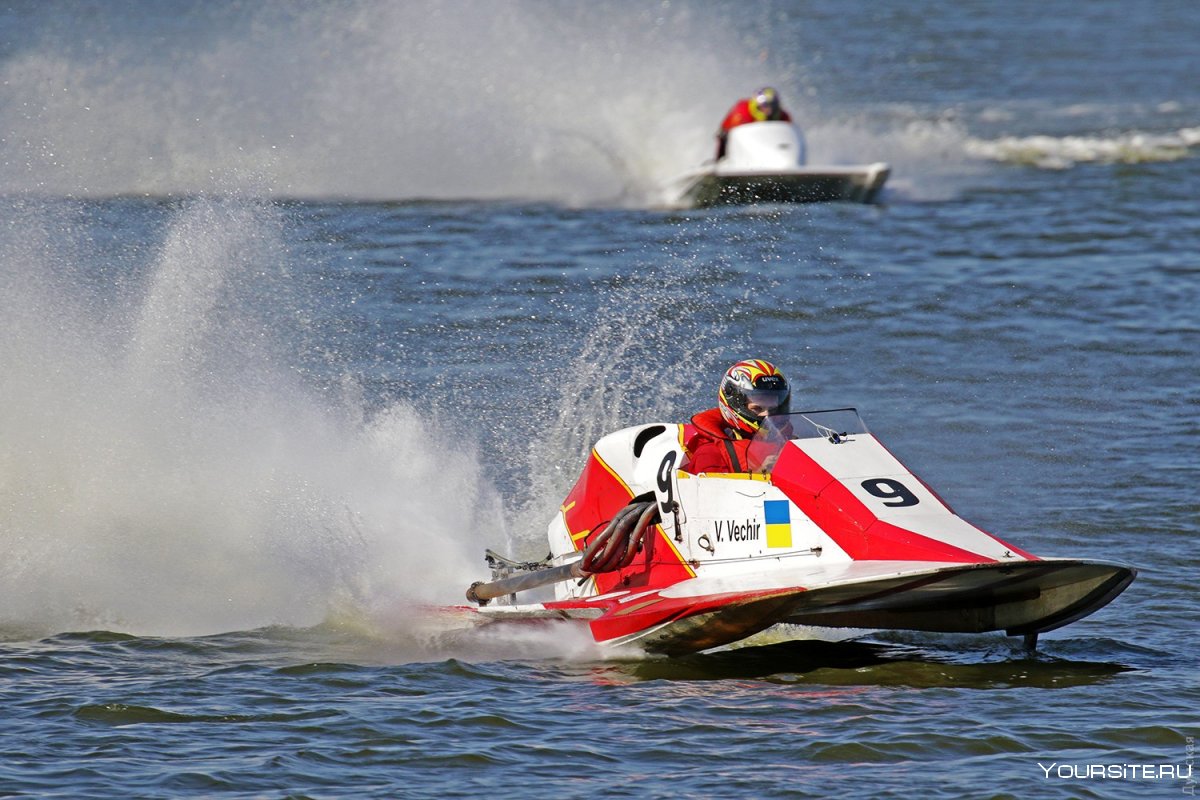 Спортивные гоночные моторные лодки