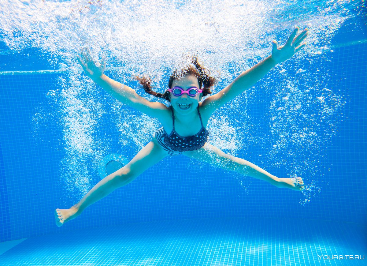 Девушка в бассейне под водой