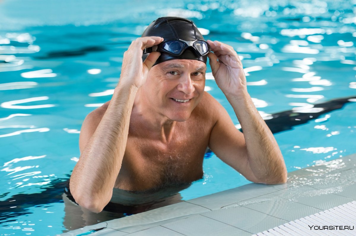 Пожилой человек плавает