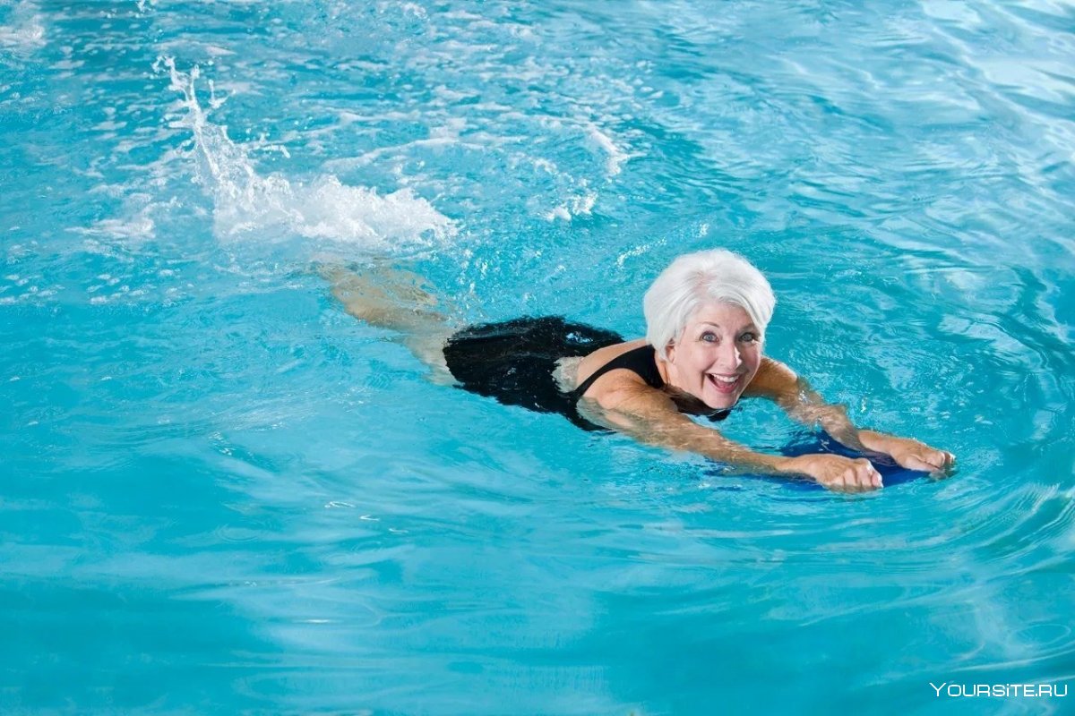 Бабушки в бассейне