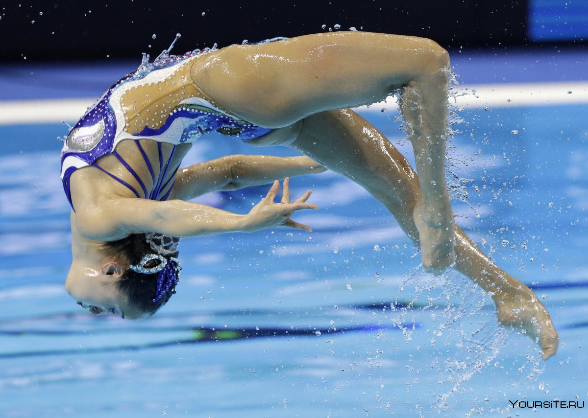 Синхронное плавание спортсменки