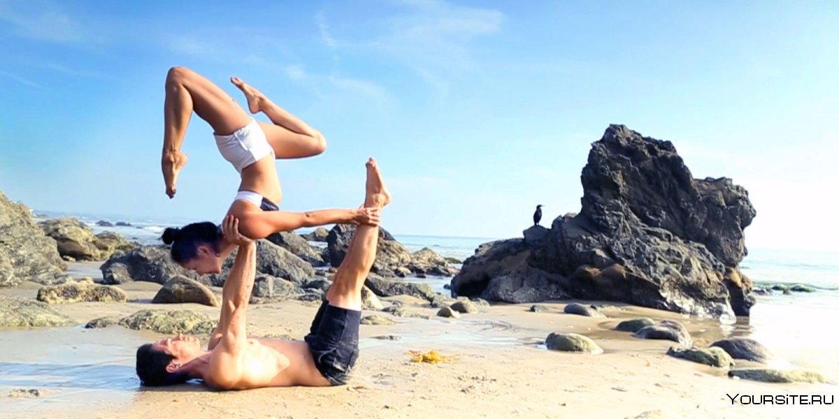 Парная йога на пляже