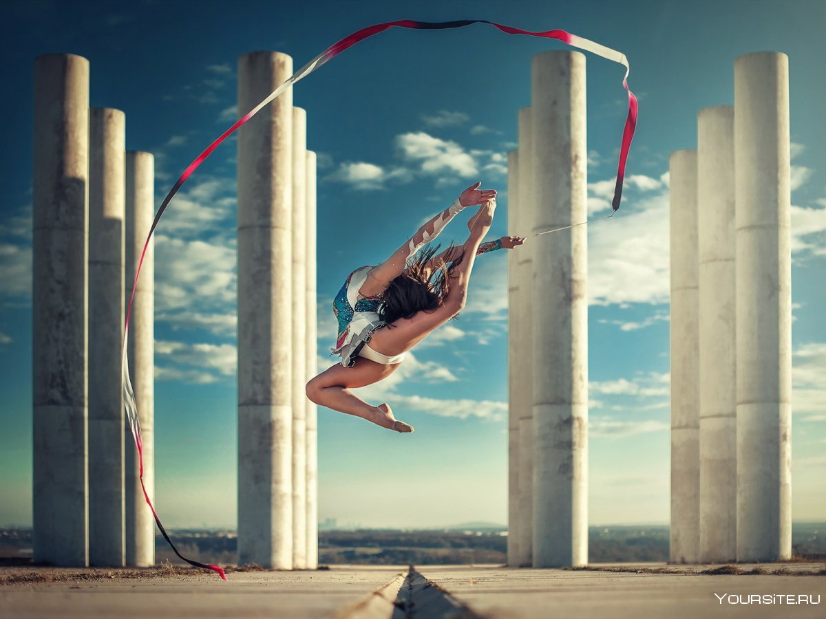 Гимнастка с лентой в прыжке