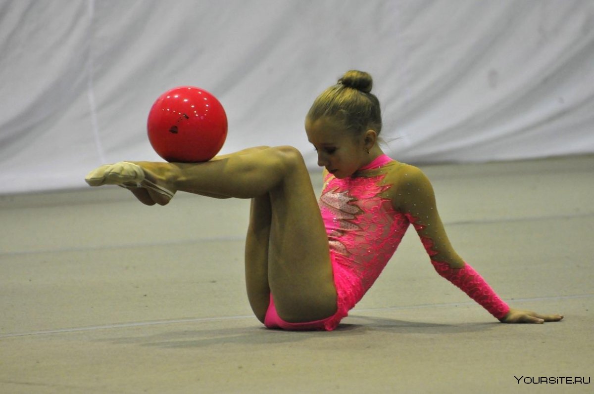 Элементы с мячом в художественной гимнастике