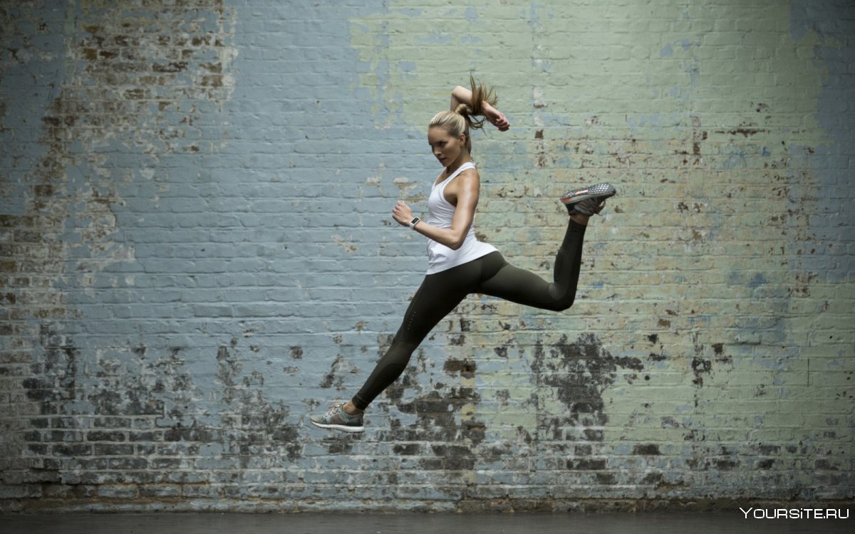 Фитнес девушка в прыжке