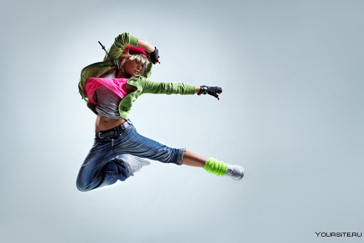 Танцующая девушка в прыжке
