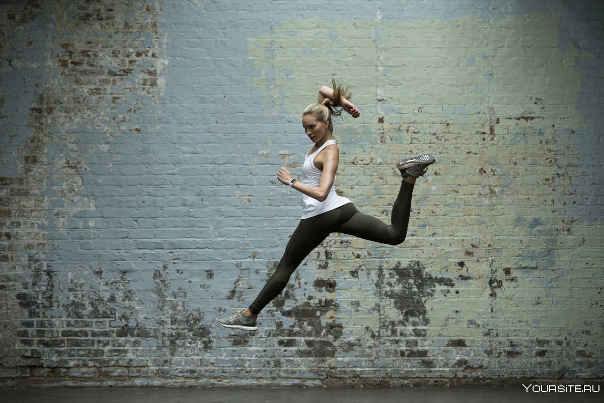 Фитнес девушка в прыжке